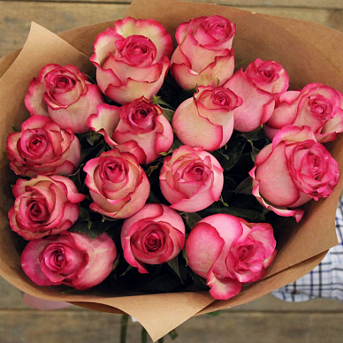 Букет из 25 роз Джамиля (двухцветная)