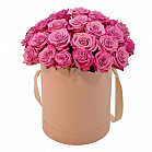 Букет в шляпной коробке (25 розовых роз)